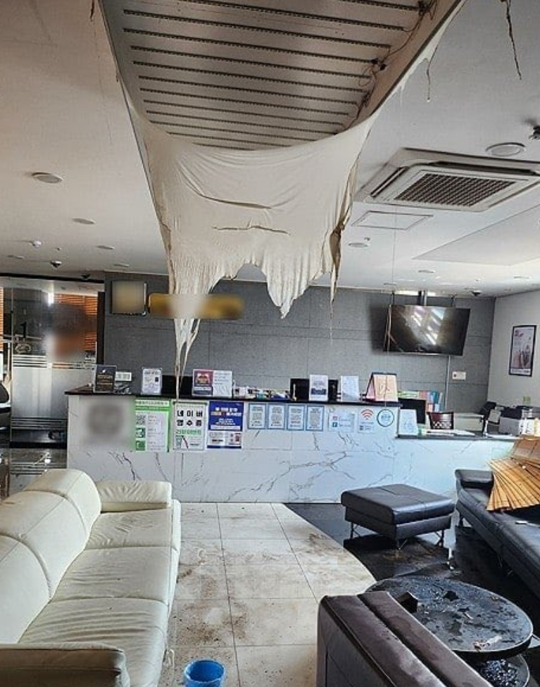 南韓光州市一間牙科診所發生爆炸,門口被人放置可疑快遞紙箱,具有丁烷瓦斯成份的爆炸物被點火引燃,家具、天花板被燒,幸未有傷亡。