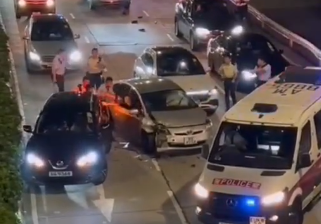 警員把司機從司機位拉出。(影片截圖)