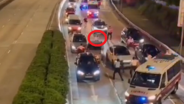 私家車後退期間撞中車尾一名警員(紅圈)。(影片截圖)