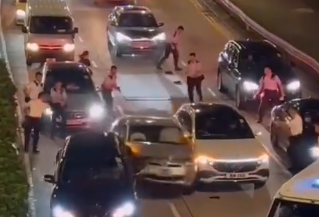 受傷警員可自行走到路邊。(影片截圖)