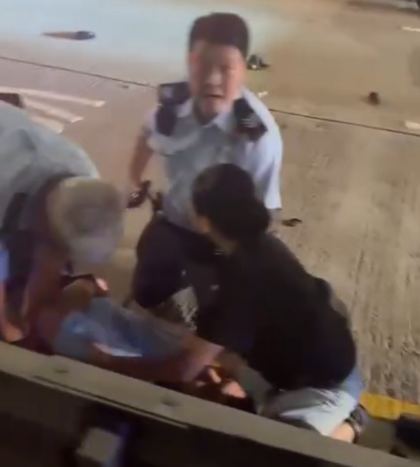 受傷警員在路透接受同袍治療。(影片截圖)