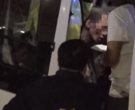 涉事私家車司機被帶上警車。(港台圖片)