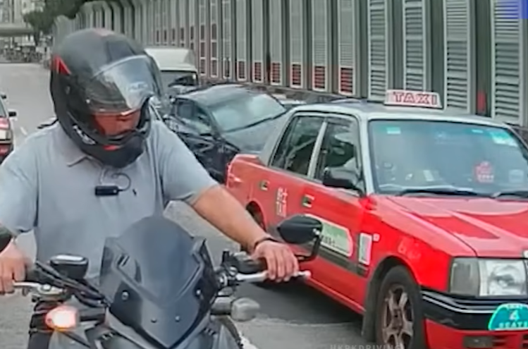 車Cam直擊|深水埗私家車欽州街亂闖「連撼3車」,司機棄車逃走(YT: 車CAM特警)