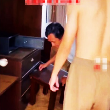 中國遊客入住的布吉酒店水浸,連床也浮起。(互聯網)