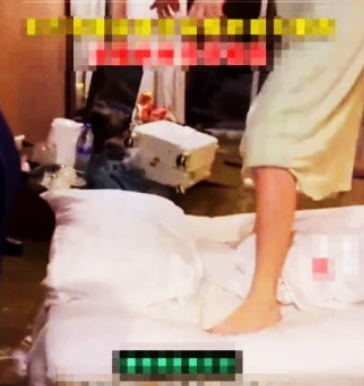 中國遊客入住的布吉酒店水浸,連床也浮起。(互聯網)