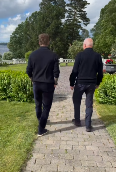 瑞典籍的艾歷臣曾在2001至2006年執教英格蘭,期間提攜「萬人迷」碧咸擔任隊長,後者於社交媒體上載片段悼念這名三獅軍首位外籍主帥,更分享在艾歷臣臨終前,到瑞典探望他的影片