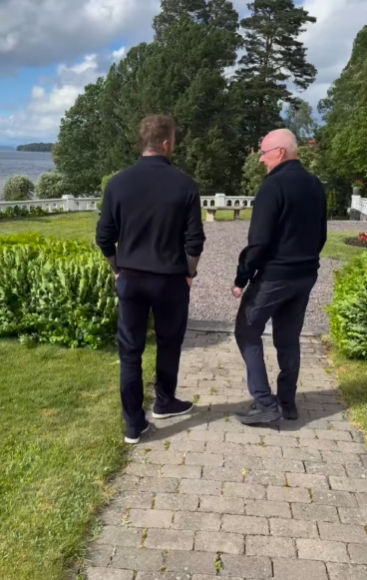 瑞典籍的艾歷臣曾在2001至2006年執教英格蘭,期間提攜「萬人迷」碧咸擔任隊長,後者於社交媒體上載片段悼念這名三獅軍首位外籍主帥,更分享在艾歷臣臨終前,到瑞典探望他的影片