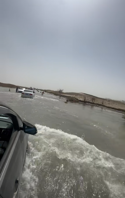 有網友分享影片稱新疆塔克拉瑪干沙漠發洪水,水深高到幾乎淹沒輪胎。(圖/翻攝自抖音)
