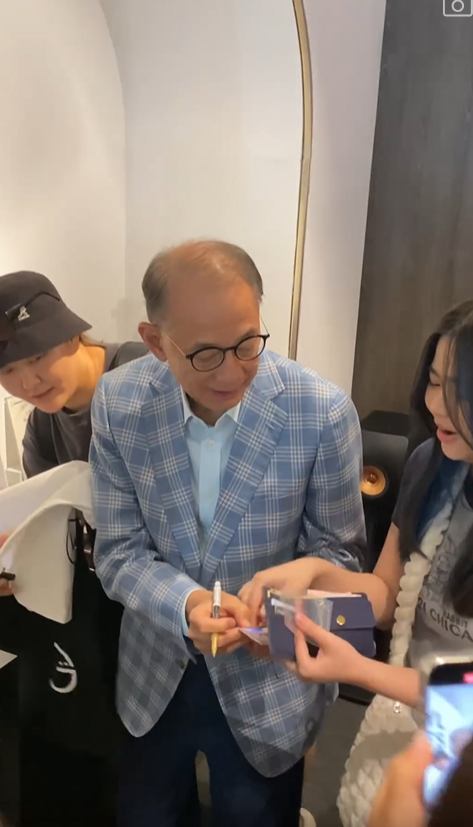 楊受成日前到銅鑼灣店巡視業務,但最後成為了簽名會。