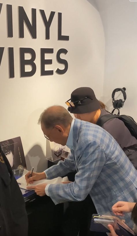 楊受成日前到銅鑼灣店巡視業務,但最後成為了簽名會。