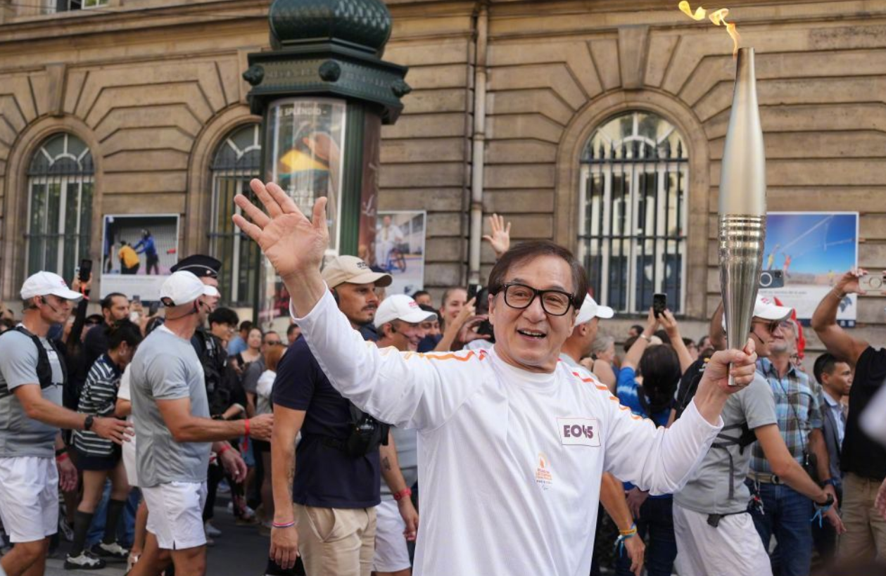 成龍為殘奧做火炬手。