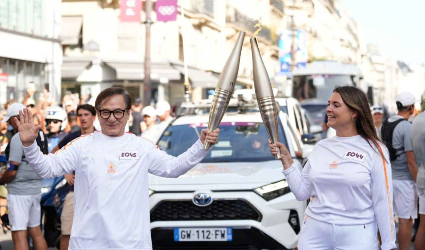 成龍擔任巴黎殘奧火距手。