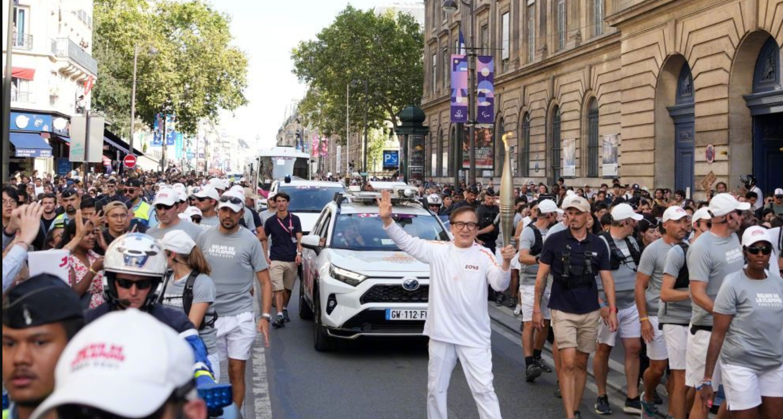 成龍擔任巴黎殘奧火距手。