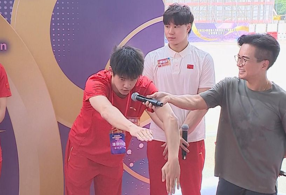 潘展樂陸上示範游水(電視畫面)