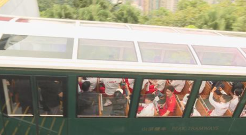 內地健兒訪港團下午獲安排坐纜車上太平山觀光(電視畫面)