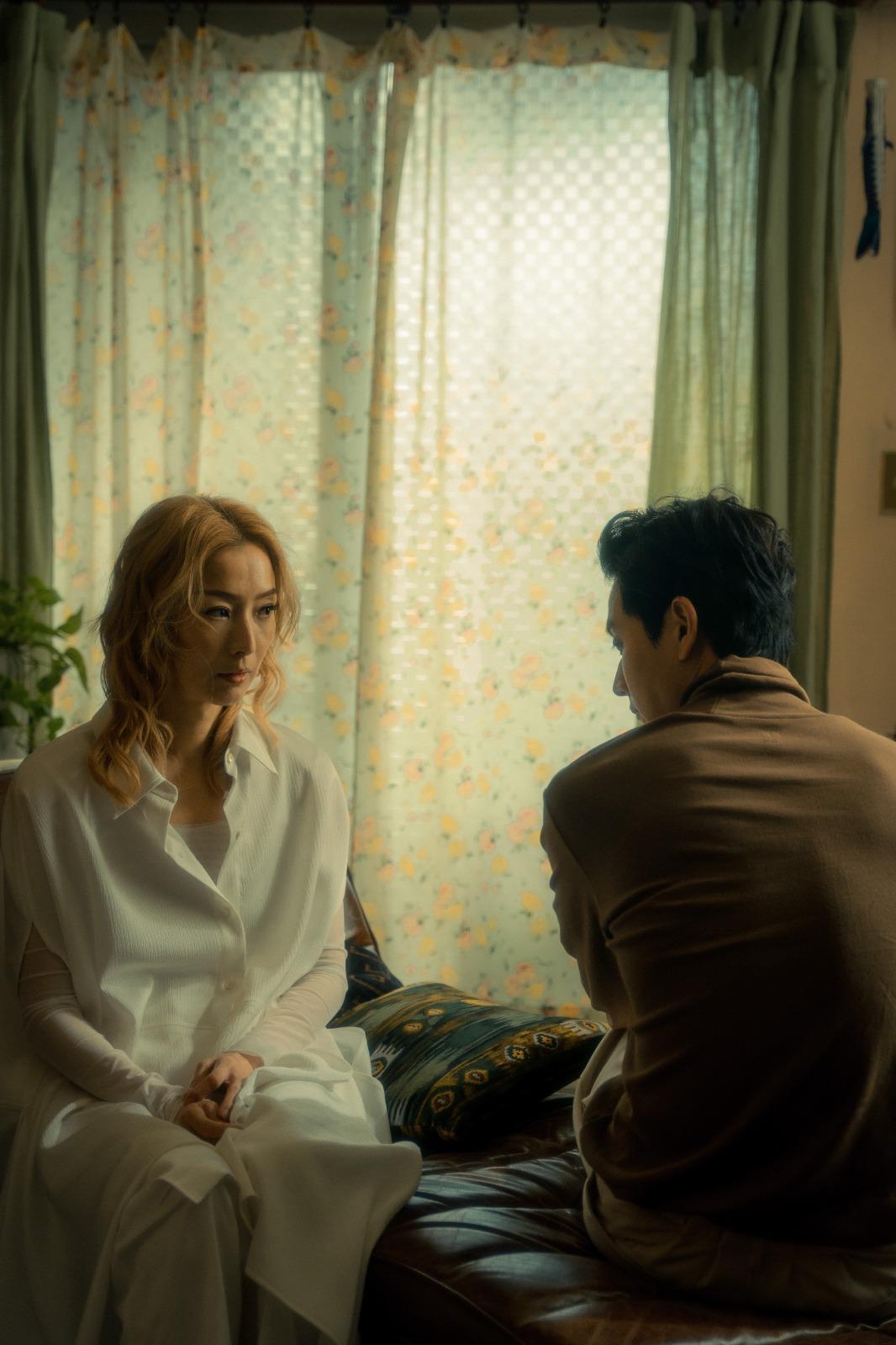 鄭秀文與劉冠廷初次合作,自爆被對方眼神演技嚇親。