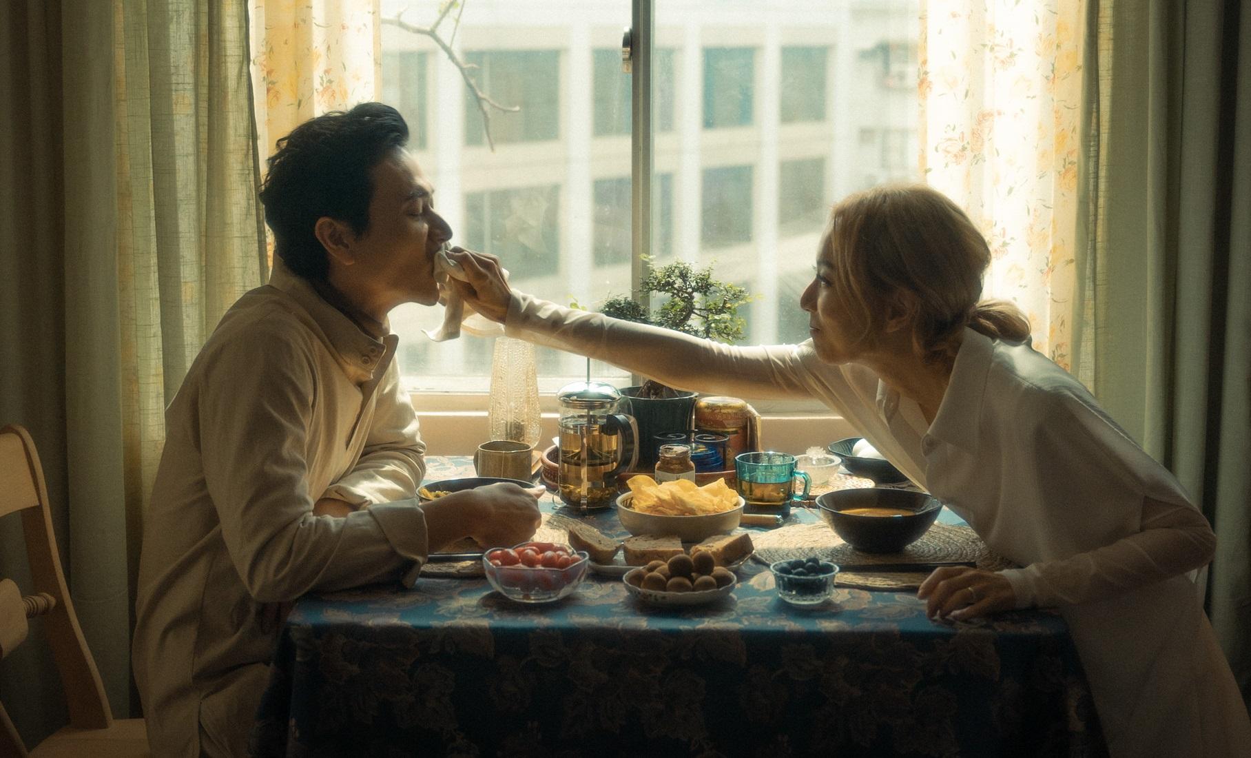 鄭秀文與劉冠廷初次合作,兩人演夫妻有不少親密互動。