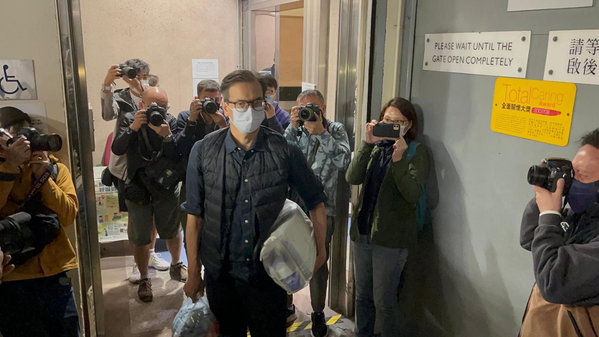 審訊橫跨兩年的立場新聞案,今日終於有裁決。圖為總編輯鍾沛權當日離開公司的情景。(資料圖片)