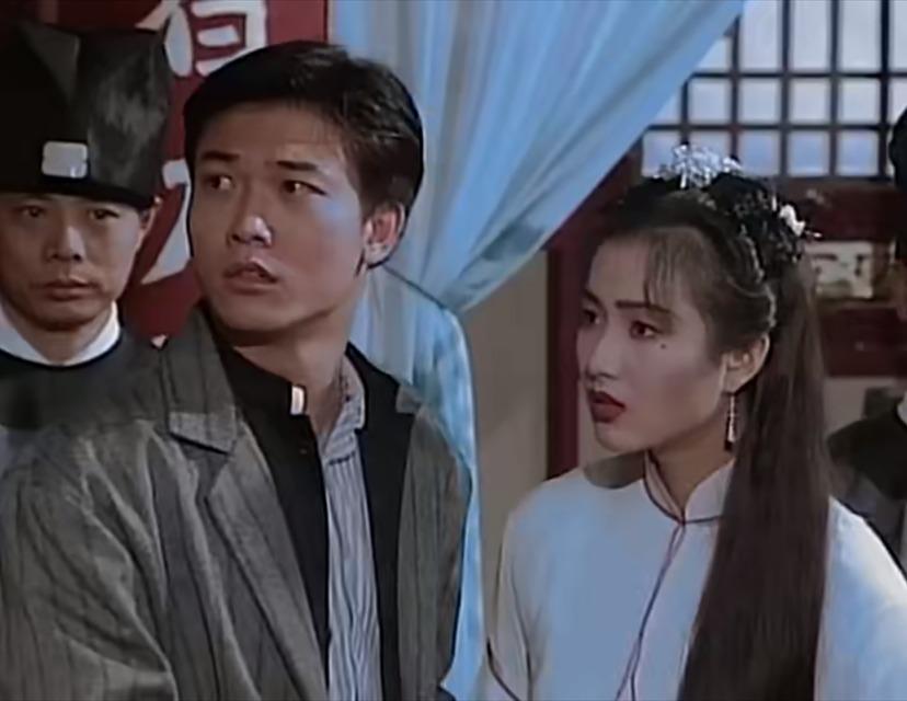 鄭秀文Sammi(右1)早年出演過多套深受歡迎的電視劇,她在《大頭綠衣鬥殭屍》一人分飾溫柔女鬼飄雪和豪爽的飄紅,讓人留下深刻印象。(網上圖片)