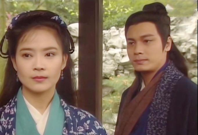 俞小凡(左)飾演的女鬼秋月更是美得讓人心醉。(網上圖片)