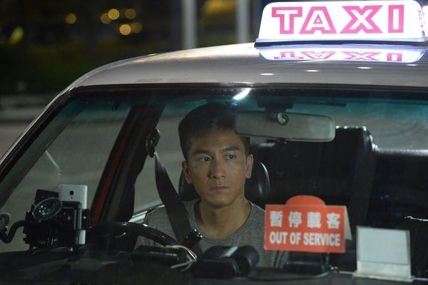 馬國明於《降魔的》一改形象,完美飾演繹麻甩草根「的士佬」馬季,收獲大量好評,被稱為「最入型入格的士佬」。(網上圖片)