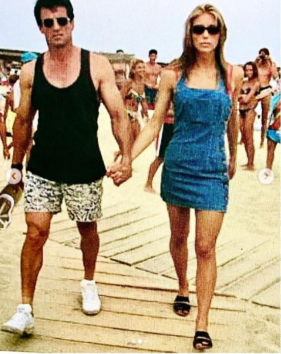 史泰龍夫婦手牽手走在沙灘上漫步。