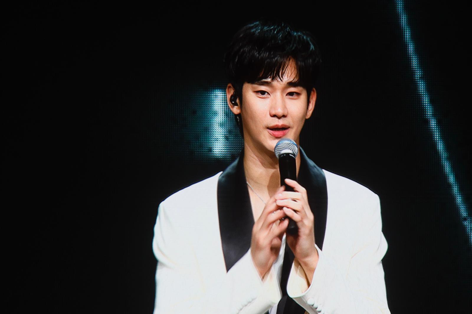 金秀賢一邊看片段,開始顯得眼濕濕,之後更忍不住落淚。