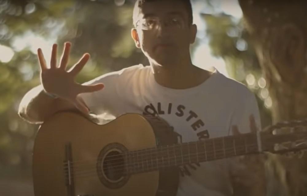 Guilherme表示 :「有6隻手指最酷的地方就是能一次拿很多東西」。(YouTube)