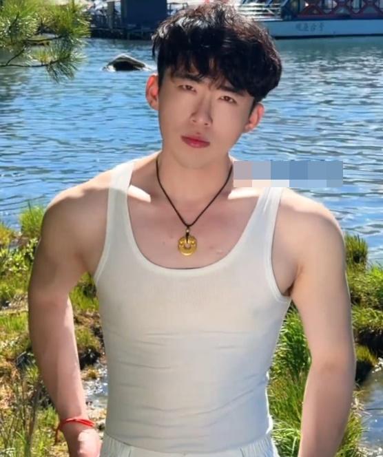 他說,其實對於顏值逆襲沒太多感受,但現在有強壯的身體去做自己想做的事。(微博)