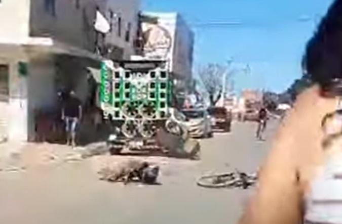 車上的巨型喇叭亦接著倒下,砸中Jaiane並波及另一名女選手。(YouTube)