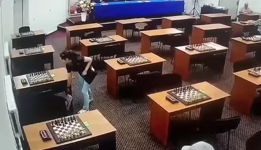 Abakarova從袋裡掏出一個看起來像小瓶的東西。(X)