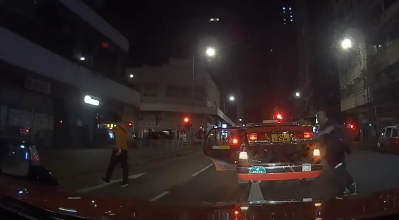 期間一名身穿橙色上衣男子由的士客座左邊車門落車,並急步向行人路行去,的士司機亦追落車。(YouTube)