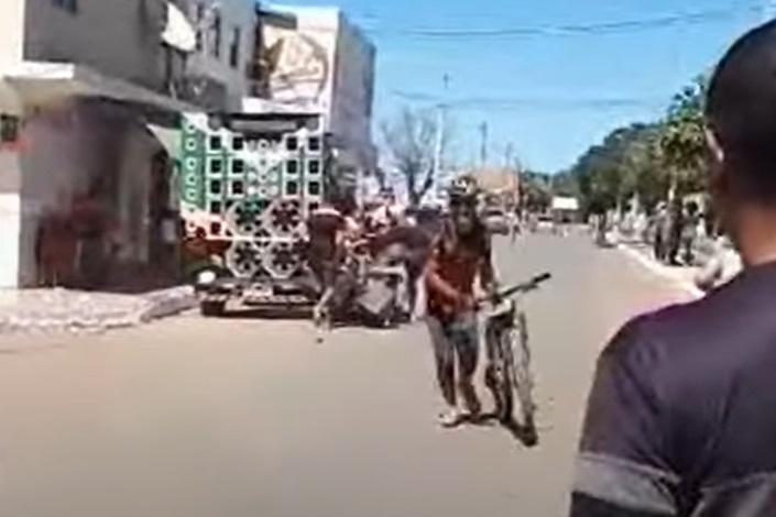 受波及的女選手雖然倒地,但能立即起身,推著單車離開,事後送院治療後並無大礙。(YouTube)