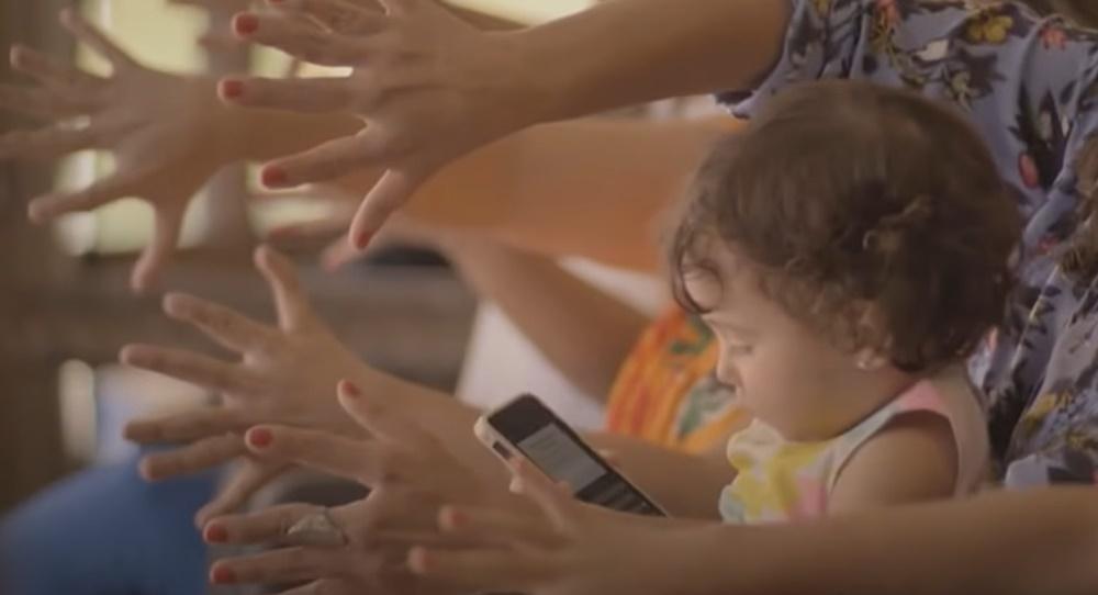 孫兒Alessandro說:「我的祖父將6根手指的特點轉化為有價值的事物,把它變成一個家族品牌。」(YouTube)