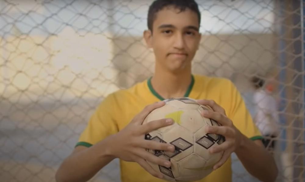 足球守門員Joao Assis直言,多出的手指讓他能撲到常人接不到的球。(YouTube)