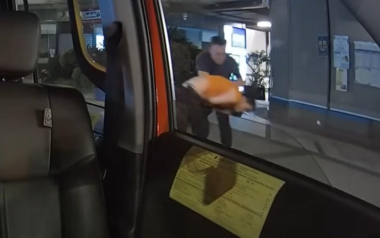 男子被的士司機按在地上並大呼「搶嘢!搶錢呀!」(YouTube)