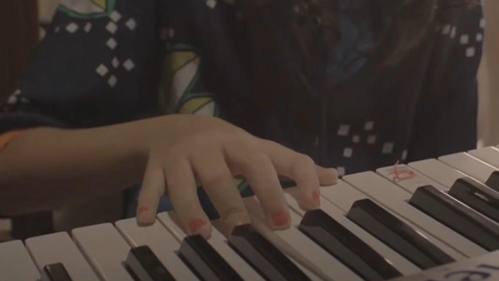 學鋼琴的Maria指,她能按到更多琴鍵。(YouTube)