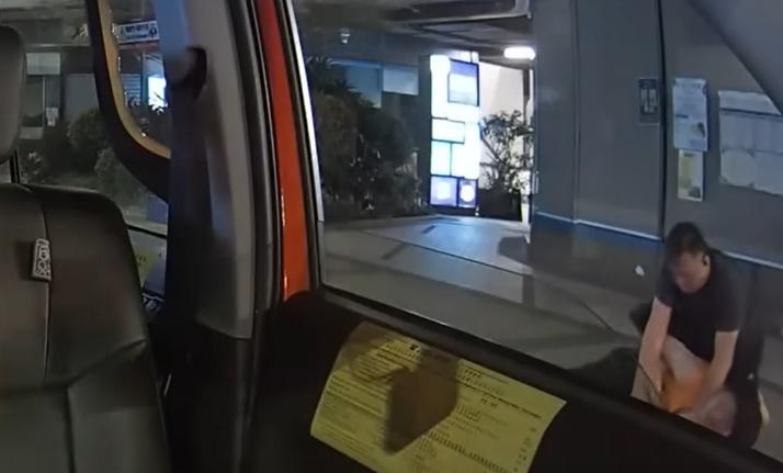 的士司機反駁:「報警呀!偷單車呀!」(YouTube)