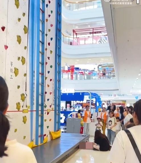 墮地女童受傷倒地。(微博)