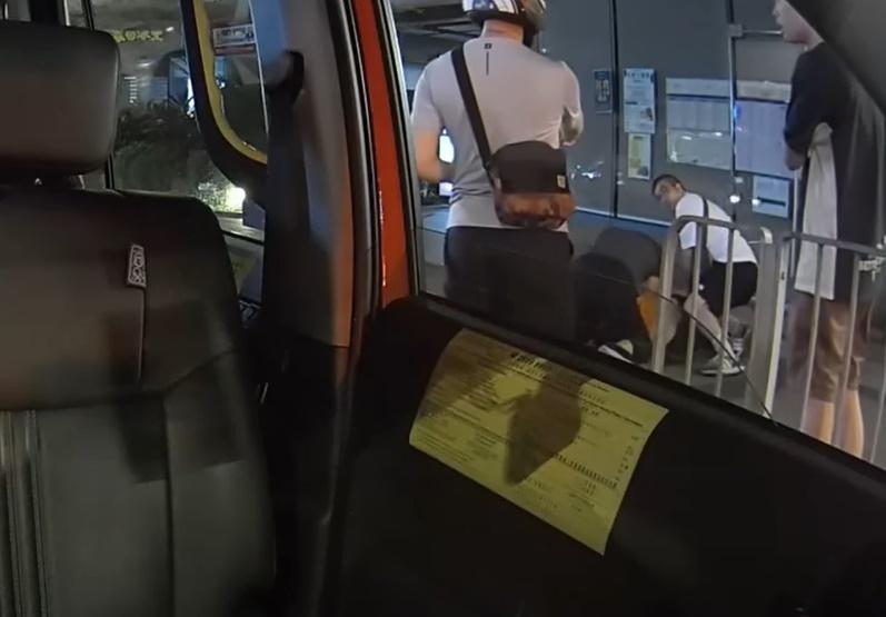 一名途人見狀上前協助的士司機,並引來途人圍觀及拍片。(YouTube)