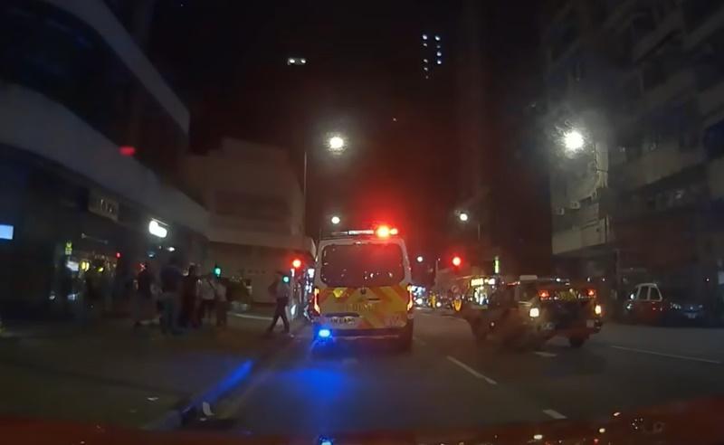 未幾有警員到場,影片在此結束。(YouTube)