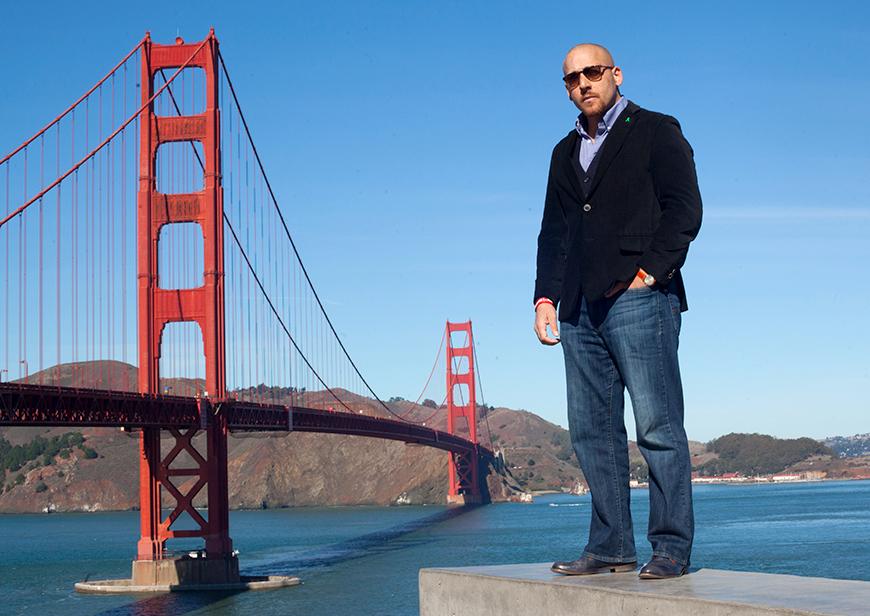 Kevin Hines是少數幾個已知從大橋上跳下並倖存的人士,他在2000年曾試圖自殺。(X)