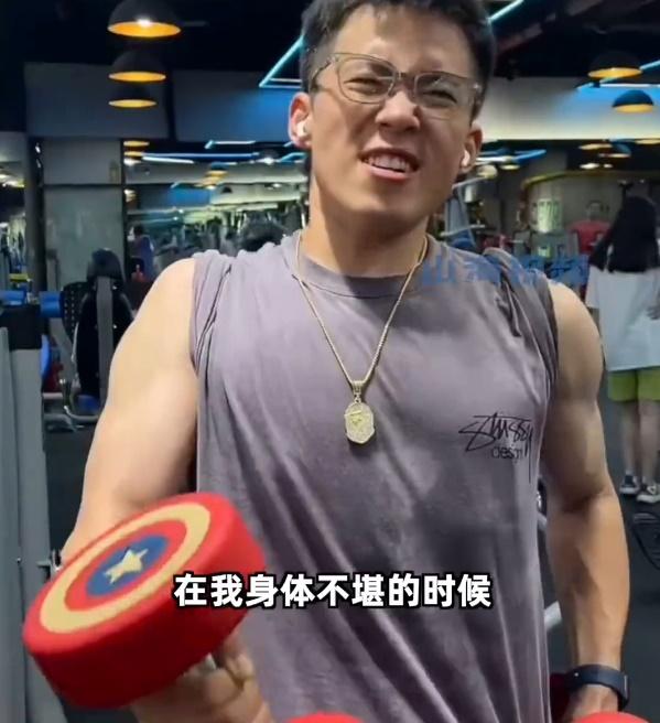 他說,一個人租屋埋頭苦練,餓到晚上睡不著覺、等待天亮的那段日子到現在仍記憶猶新。(微博)