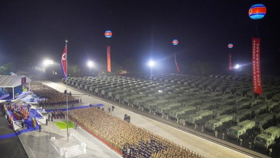 金正恩星期日在首都平壤出席活動,見證250輛新型戰術彈道導彈發射架交付軍方。(朝中社)