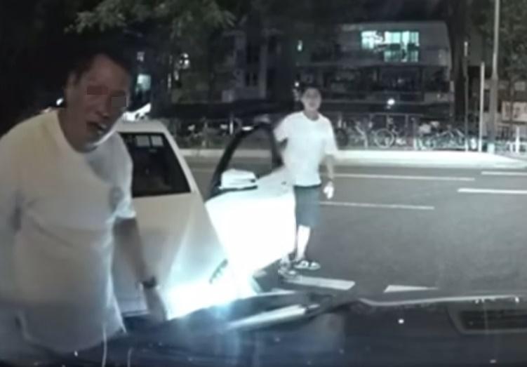 事主:「我轉左呀!」平治司機:「左你老X呀!」。(車cam L(香港群組)@FB)