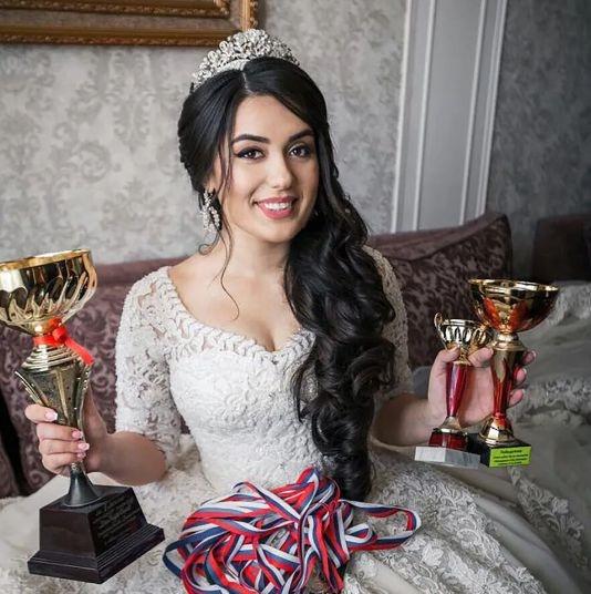 30歲Umayganat Osmanova在比賽開始不久就突然出現嚴重頭暈和噁心等徵狀。(X)