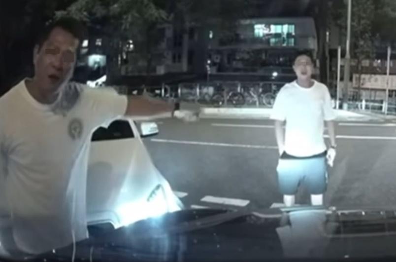 事主在片中短短數十秒間,被對方「問候娘親」多達10次。(車cam L(香港群組)@FB)