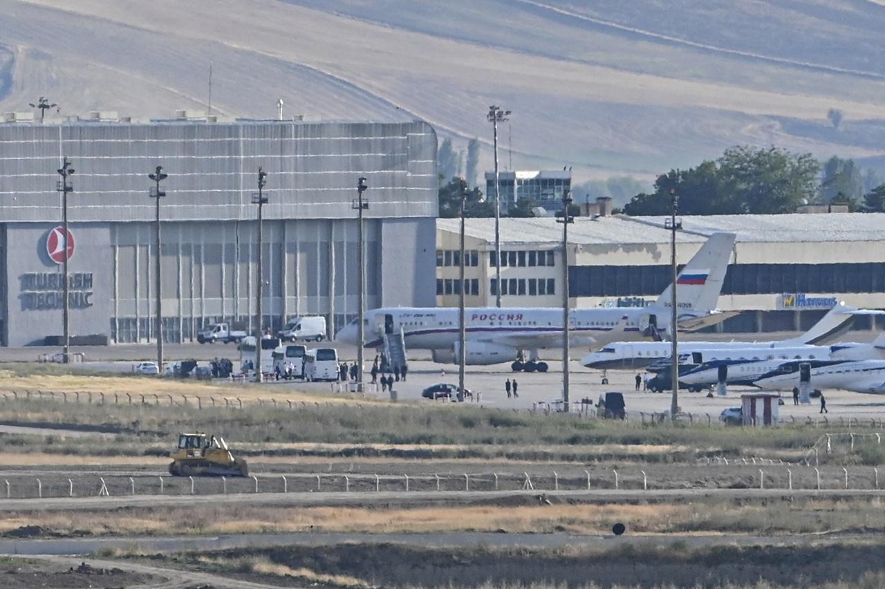 換囚行動在土耳其的機場進行,涉及7個國家合共24人。(AP)