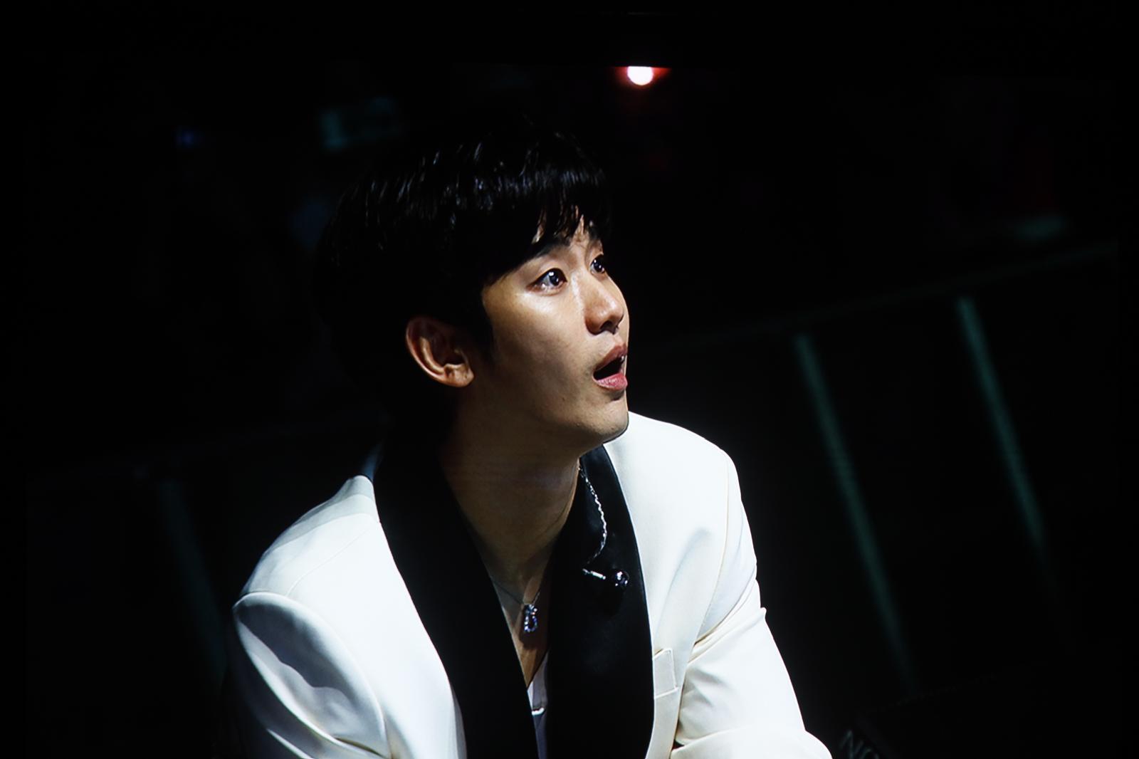 金秀賢一邊看片段,開始顯得眼濕濕,之後更忍不住落淚。