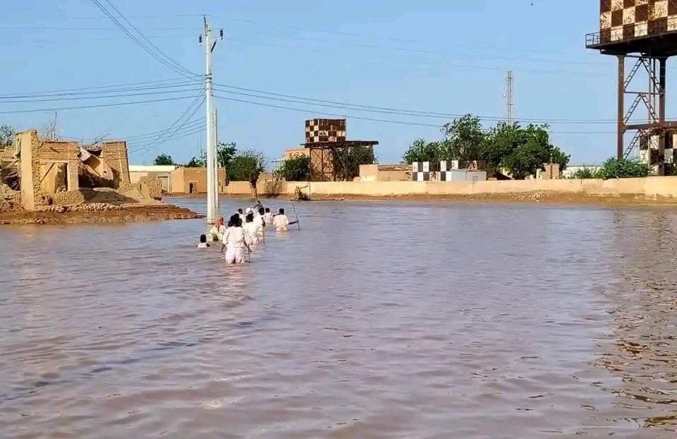受影響村莊被洪水帶來的大量淤泥完全覆蓋,救援工作困難重重。(X)